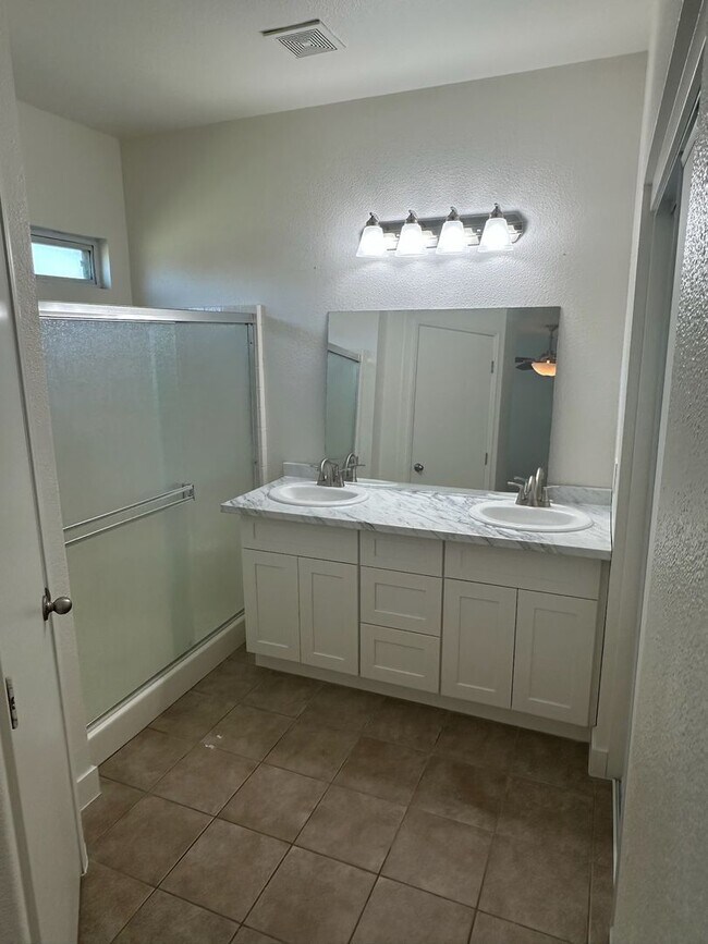 Building Photo - 2248 E La Vida Ave