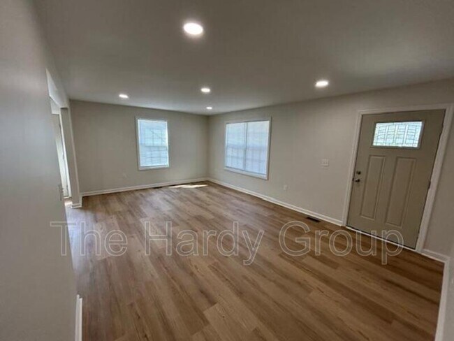 Building Photo - 203 Floyd St