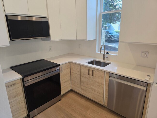 Building Photo - 7024 SW 152nd Ave