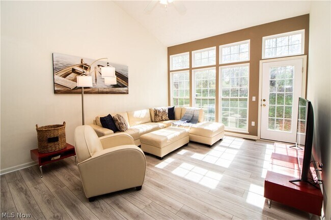 Building Photo - 4977 Lake View Dr