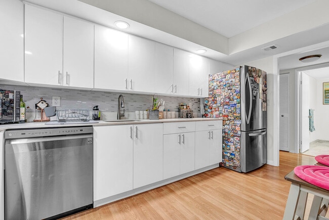 Building Photo - 1904 S Ocean Dr