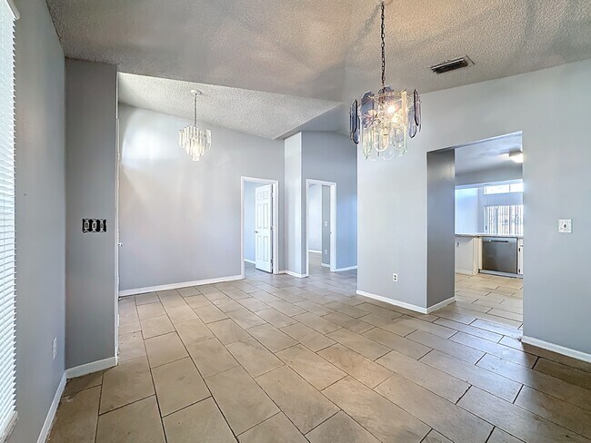 Building Photo - Spacious 4-Bedroom Retreat with 2 Baths in Brandon - 2103 Sq. Ft. of Comfort Awaits!