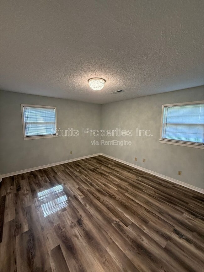 Building Photo - 913 Waverly Ave
