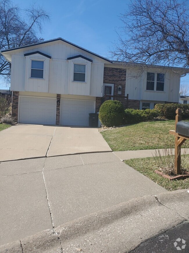 Building Photo - Bettendorf 3 Bedroom House;  This one will...