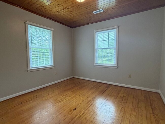 Building Photo - 646 Mill Creek Rd