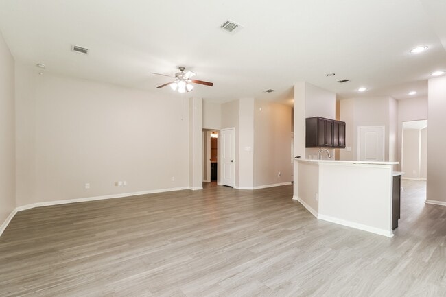 Building Photo - 603 Lake View Dr