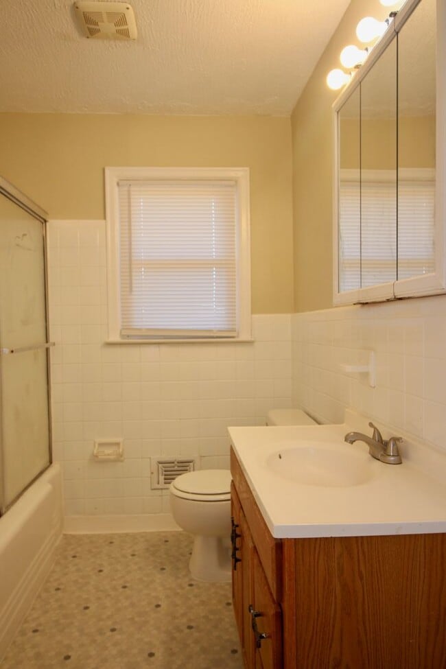 Building Photo - Super 3-brm stone ranch with basement in e...