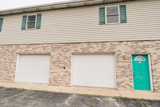 Building Photo - 2 bedroom / 2 bathroom Townhouse for rent ...