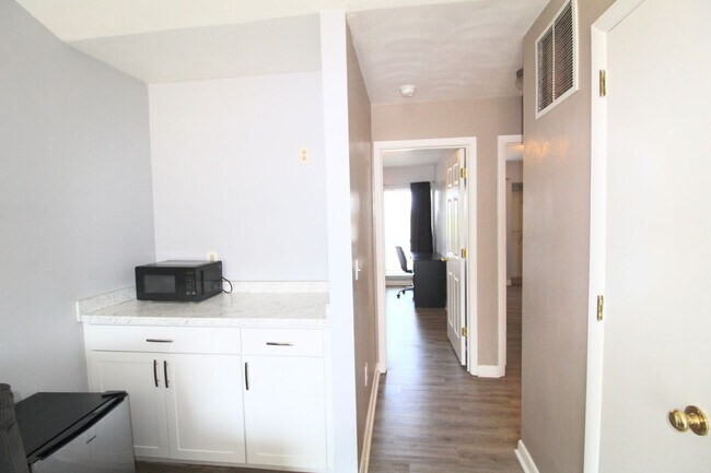 Building Photo - 1458 Bradley Dr