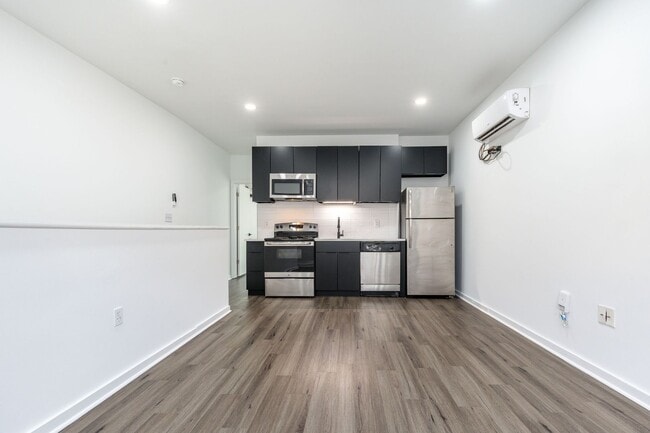 Building Photo - 3003 W Glenwood Ave