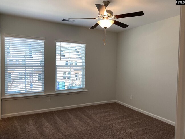 Building Photo - 220 Bluewing Dr