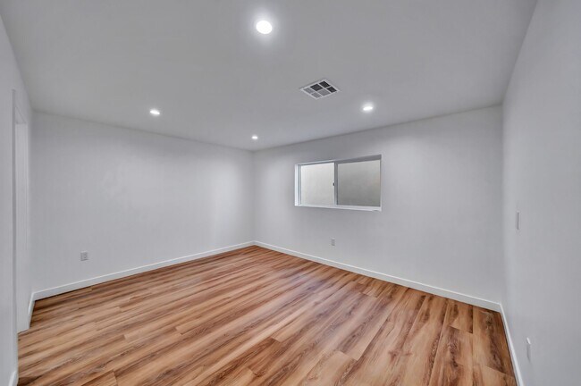 Building Photo - 11845 Hamlin St