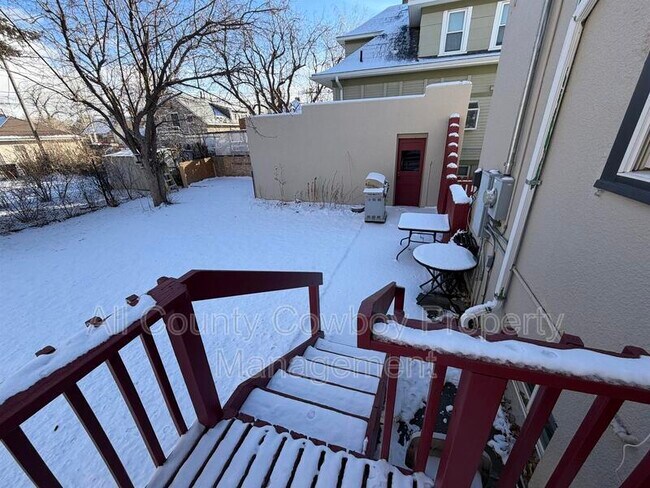 Building Photo - 365 N 6th St