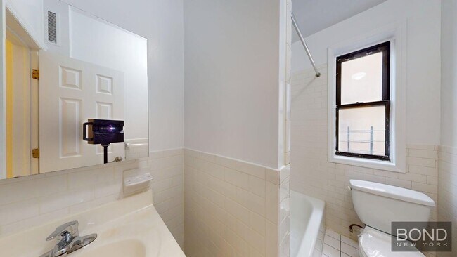 Building Photo - 620 W 171st St