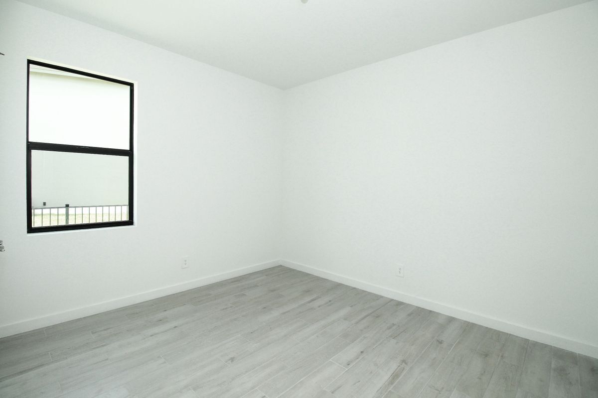 Building Photo - 5929 SE Sky Blue Cir