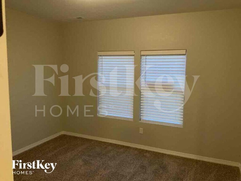 Building Photo - 3644 Saguaro Cir