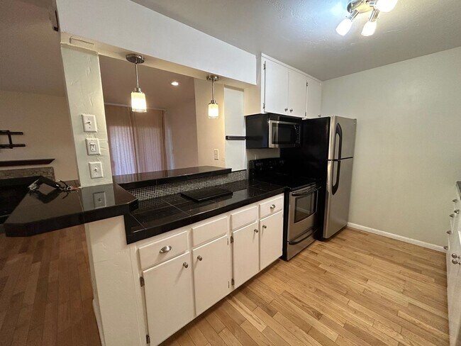 Building Photo - 570 Peach St