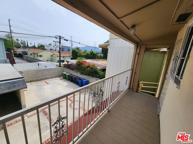 Building Photo - 5264 Cahuenga Blvd