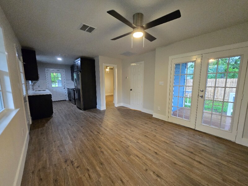 Building Photo - 411 E 4th St