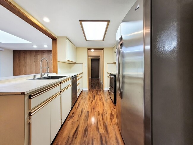 Building Photo - Charming Rambler with Abundant Natural Lig...