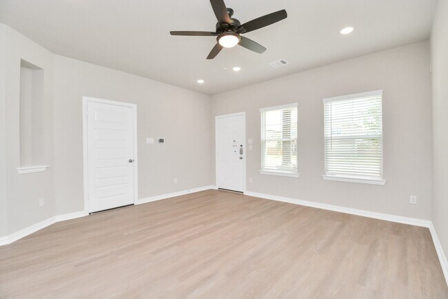Building Photo - 27011 Bahia Grove Dr