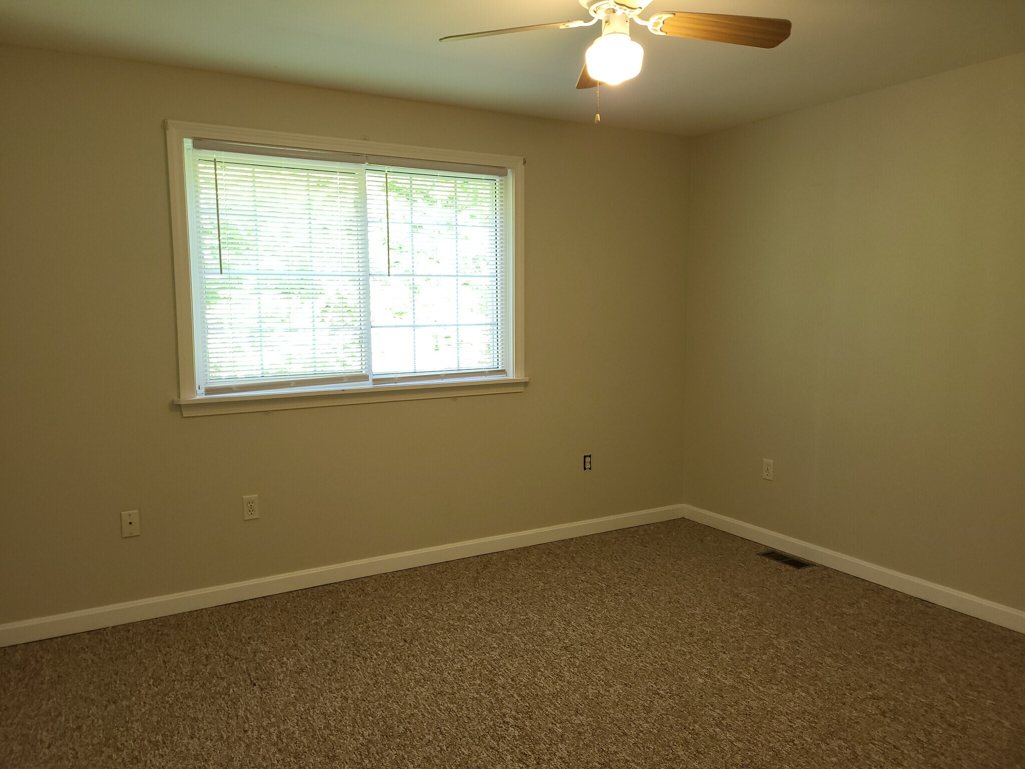 Back bedroom - 330 Craney Hill Rd