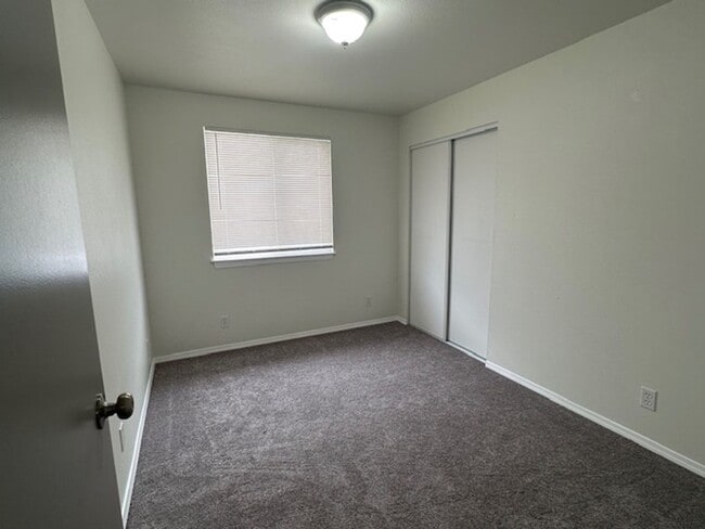 Building Photo - Renovated 3 Bed 2.5 Bath Home in South Park