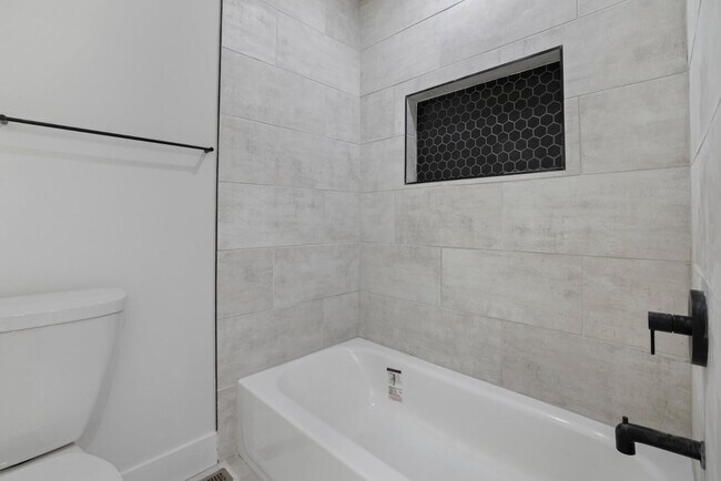 Building Photo - 272 S 22nd St
