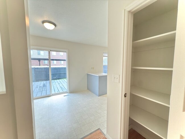 Building Photo - 4 Bedroom Clearfield Town Home Available i...