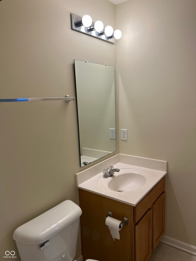 Building Photo - 3522 N Golden Gate Dr