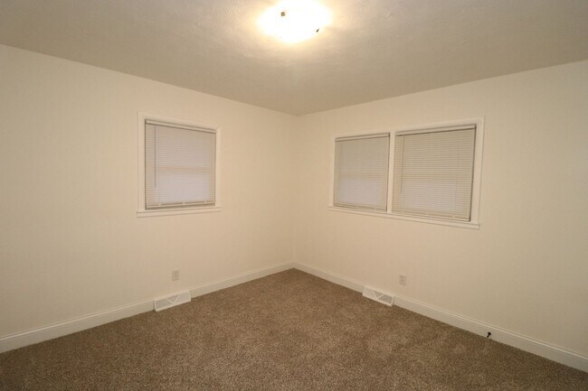 Building Photo - 517 Maple St