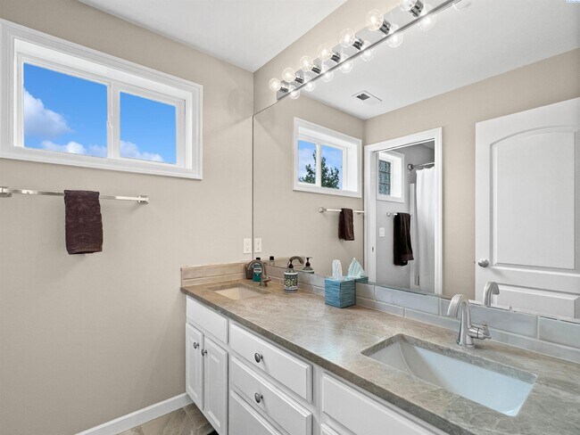 Building Photo - 4 Bedrooms Plus an Office Steps from the R...