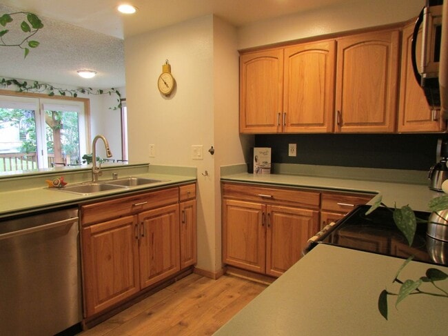 Building Photo - 2250 Sentry Dr