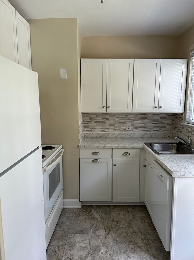 Building Photo - NICE NEWLY UPDATED 1 BEDROOM 1 BATH CONDO IN COLLEGE VILLAGE CONDOS