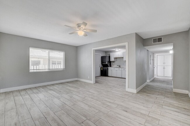 Building Photo - Duplex located in a Central Area of Las Vegas