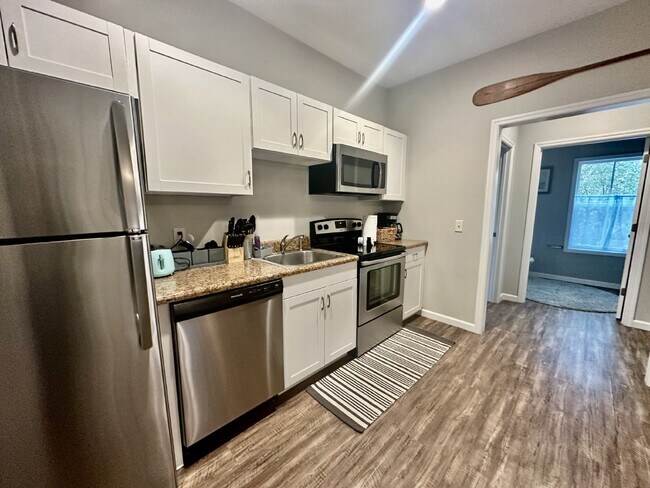 Building Photo - Two Bedroom Apartment in the Heart of Bluffton's Promenade!