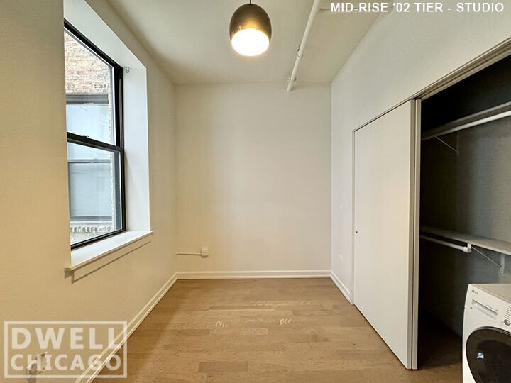 Primary Photo - 118 W Chicago Ave