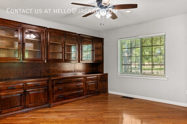 Building Photo - 525 W 4th St