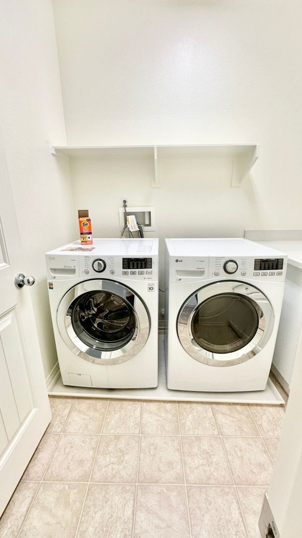 Building Photo - Beautiful, Stand Alone Condo in Resort-lik...