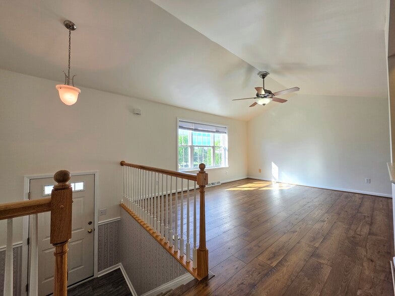 Building Photo - 521 Fox Ridge Ln