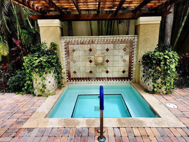 Building Photo - 720 S Sapodilla Ave