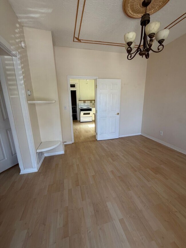 Building Photo - Gorgeous Sugar House Home!!!