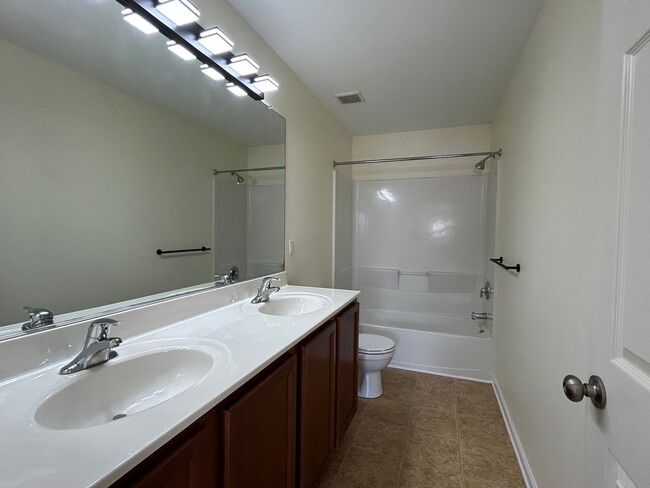 Building Photo - 941 Lansdowne Rd