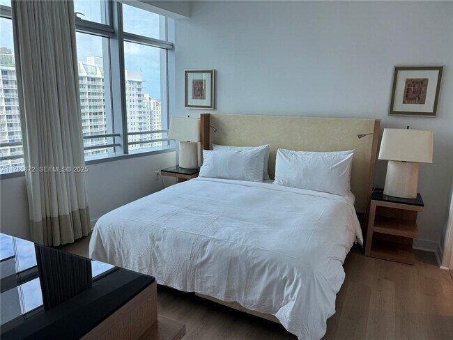 Building Photo - 1395 Brickell Ave