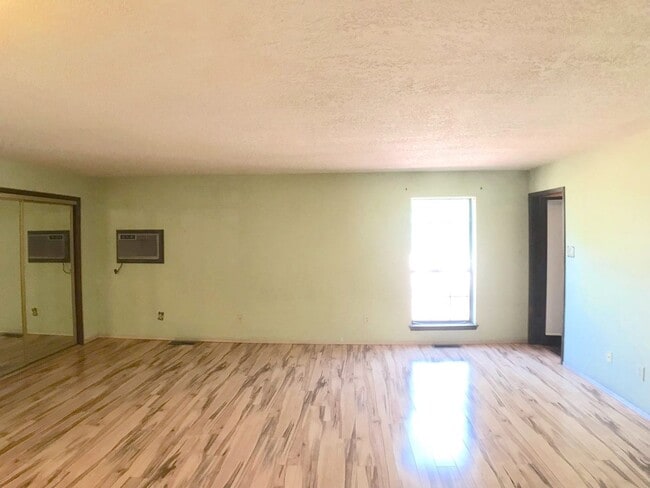 Building Photo - Spacious 2BR/2BA located on Golf Course in Rio Communities. Hardwood floors in living space. 2 Ca...