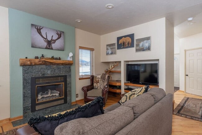 Building Photo - Powder Valley Townhome with Garage