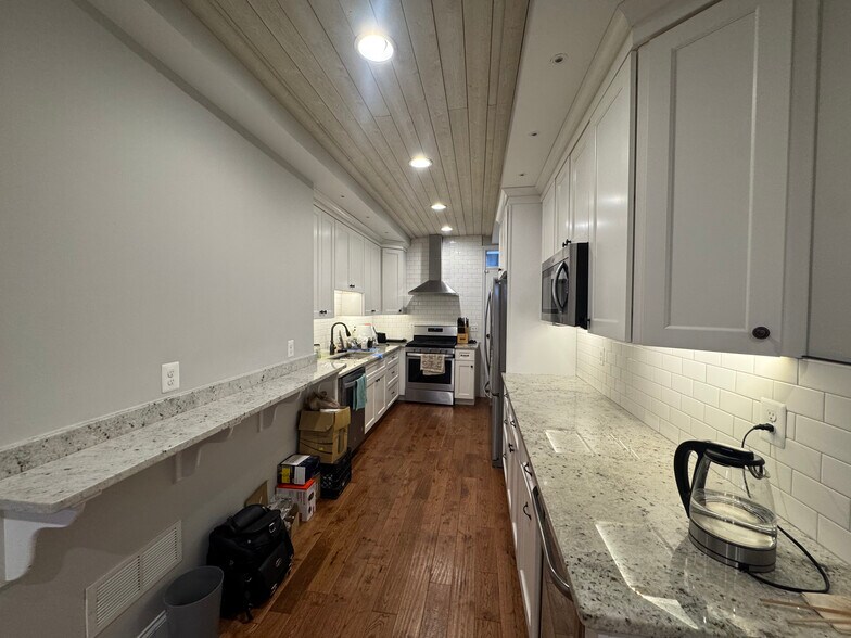 Building Photo - 812 W 34th St
