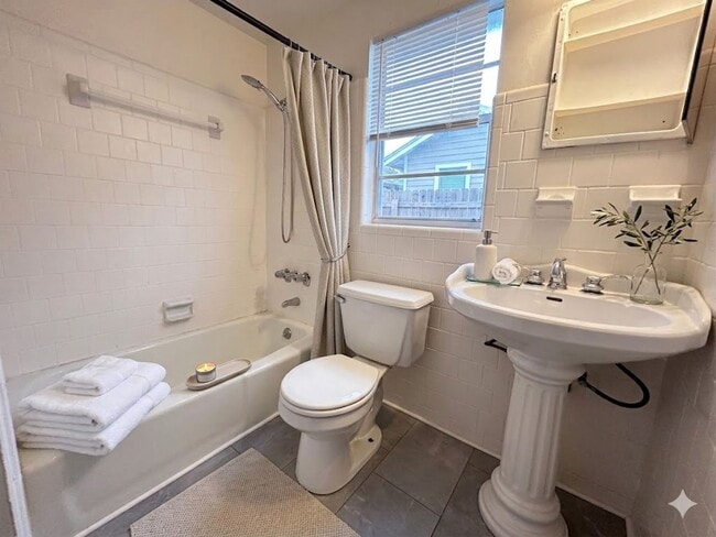 Building Photo - 2561 Rosselle St