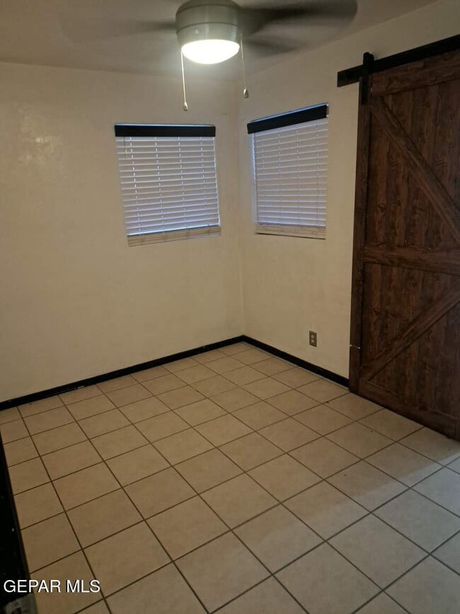 Building Photo - 986 Gloria St