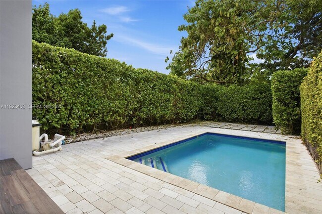 Building Photo - 2852 SW 32nd Ct